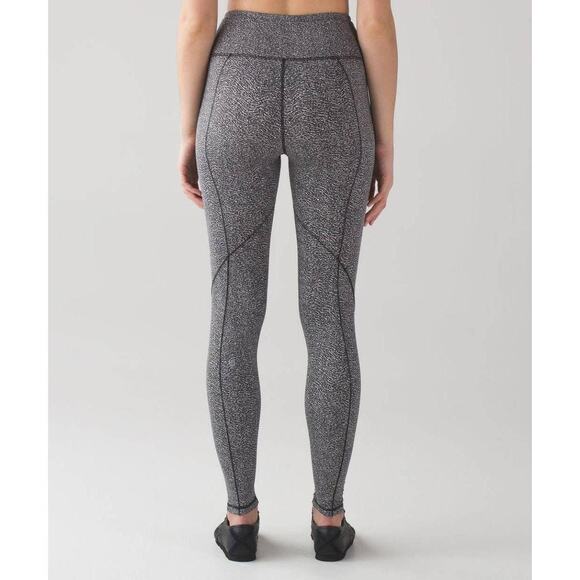 Lululemon Run It Out Luxtreme Leggings Ripple Jacquard Black White Size 4 - Picture 4 of 12